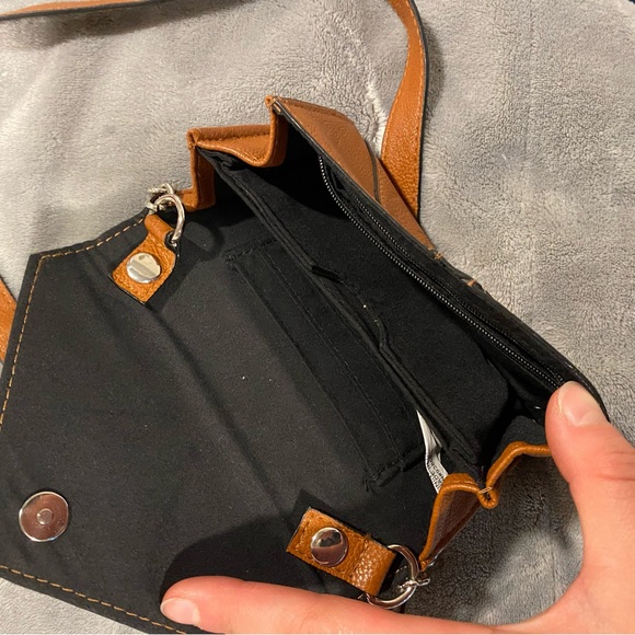 Guess Cross body purse - Picture 2 of 2